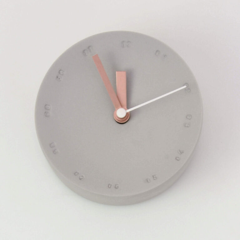 De witte secondenwijzer geeft een fris accent aan de ronde klok. Het werken met gekleurd porselein geeft mooie subtiele kleurnuances. Dit maakt elke klok uniek!