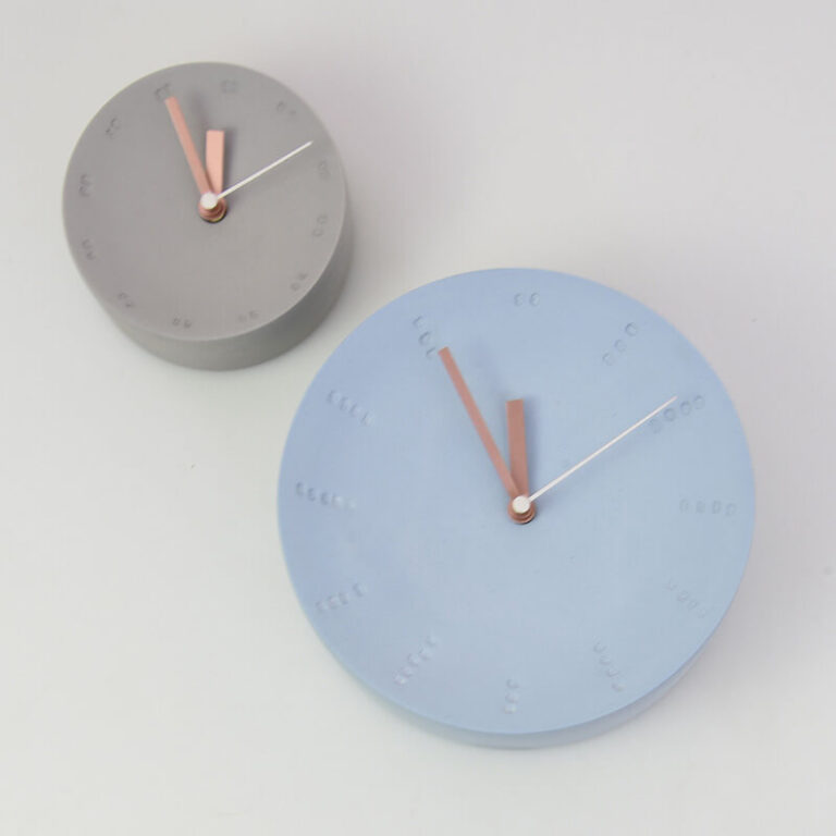 De ambachtelijk gemaakte ronde klok is er in 2 maten. Het werken met gekleurd porselein geeft mooie subtiele kleurnuances. Dit maakt elke klok uniek!