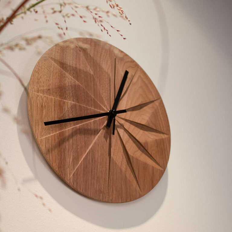 De naam van deze klok is 'Shady', het Engelse woord voor schaduw. Voor de uren zijn heel geraffineerd 12 vlakken uit de houten wijzerplaat gesneden.