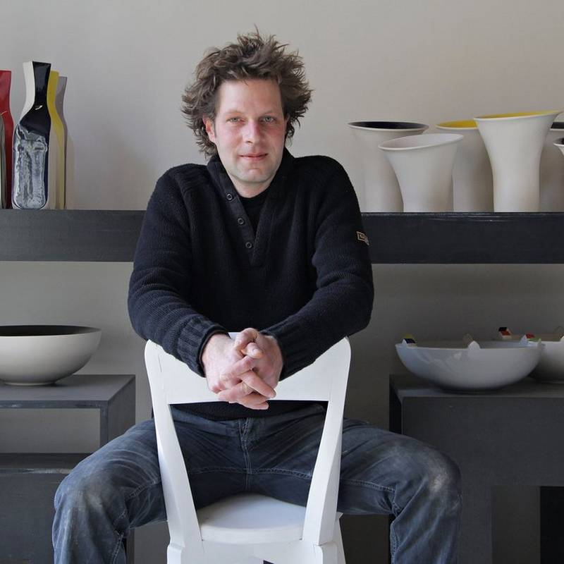 olav Slingerland is een keramist. Hij ontwerpt en maakt moderne accessoires helemaal zelf in zijn atelier in Lith.