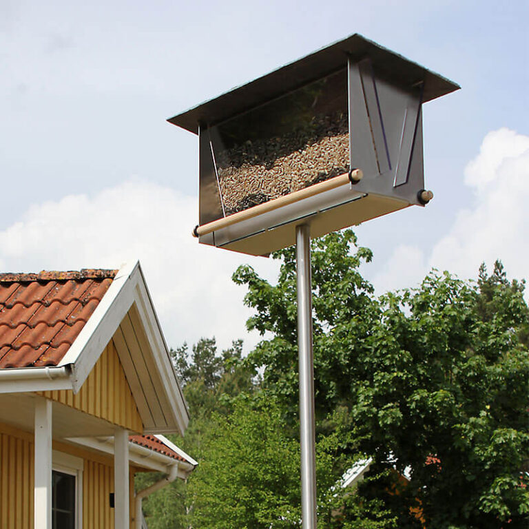 Vogelvoersilo Leisteen staat op een hoge RVS poot van 150 cm. Daarmee zitten de vogels veilig voor bijvoorbeeld katten. De poot steek je zo in de tuinaarde. Heb je balkon of verhard terras, bestel dan de losse standaard met vloerplaat.