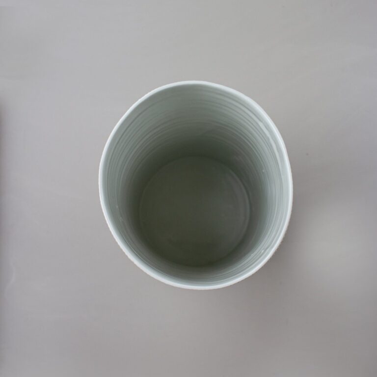 De binnenzijde van de porseleinen Bole vaas is van glazuur voorzien en daardoor waterdicht. Ontwerp Truly Truly en gemaakt bij Cor Unum.