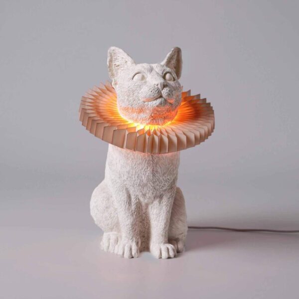 Het licht stroomt mooi door de fijne plooitjes en laat de details van de Cat design lamp extra goed zien.