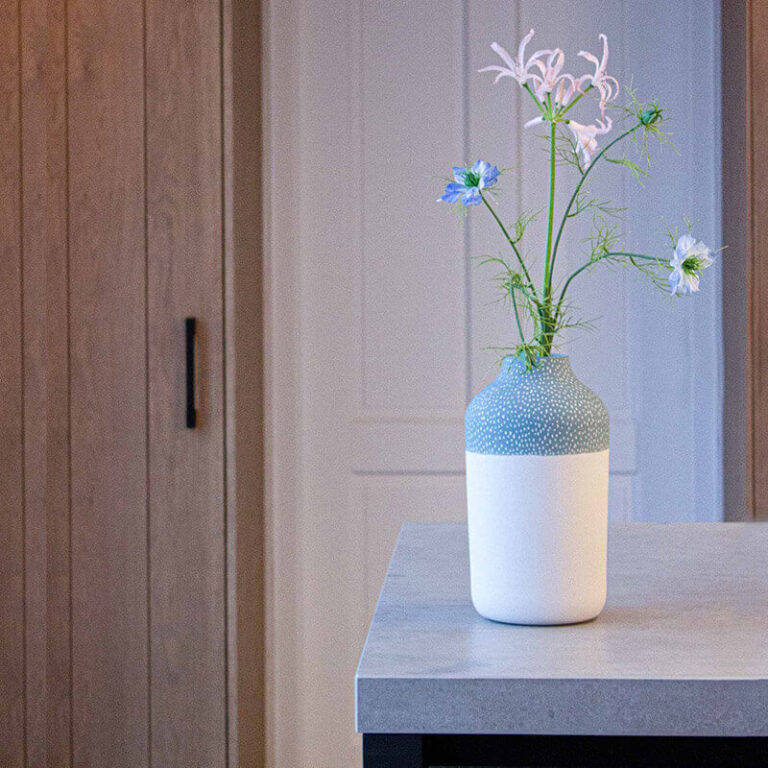 Bloemen brengen leven in huis. Zet ze in deze prachtige Clay design vaas om er extra van te genieten.