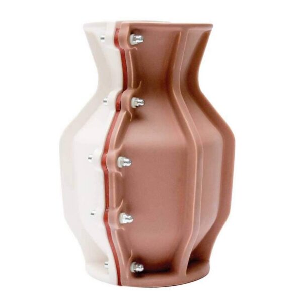 De Carter vaas is geïnspireerd op een motorblok en heeft een stoere look. De 2 delen van de vaas zijn aan elkaar gemaakt met forse schroeven.