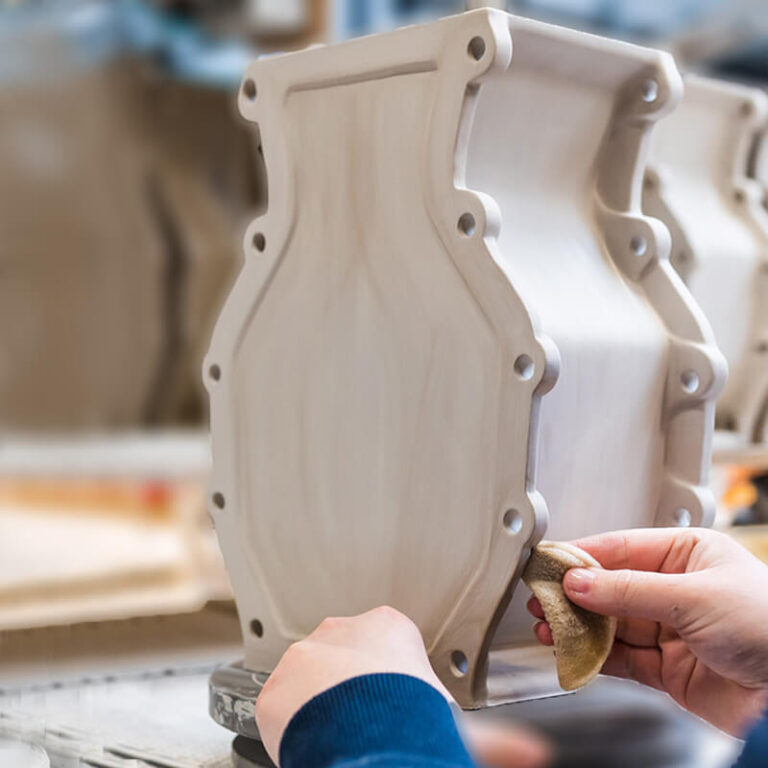 De Gear vaas van Floris hovers wordt afgewerkt in het atelier van Cor Unum