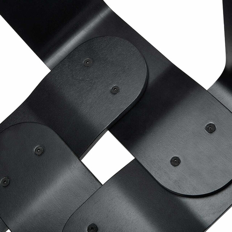 Het lijkt of het hout van de zitting van de Criss Cross design kruk gevlochten is, maar het gaat om 4 gelijk gevormde stroken beukenhout die in elkaar passen. Frederik Roijé is de ontwerper. Materiaal & kleur: beukenhout met een donkergrijze matte lak.