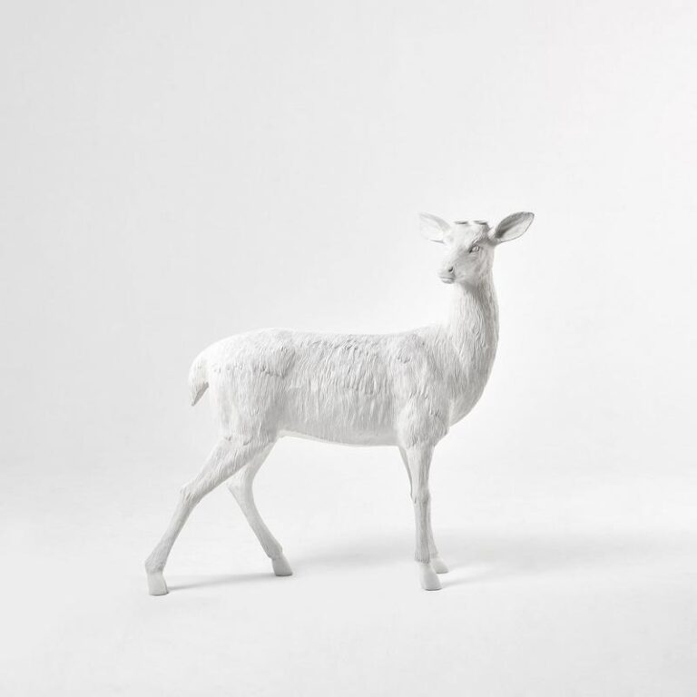 Deer X is een design object in de vorm van een Hert. Het is iets meer dan 110 cm hoog en weegt bijna 20 kg. Hij is dus bijna levensecht.
