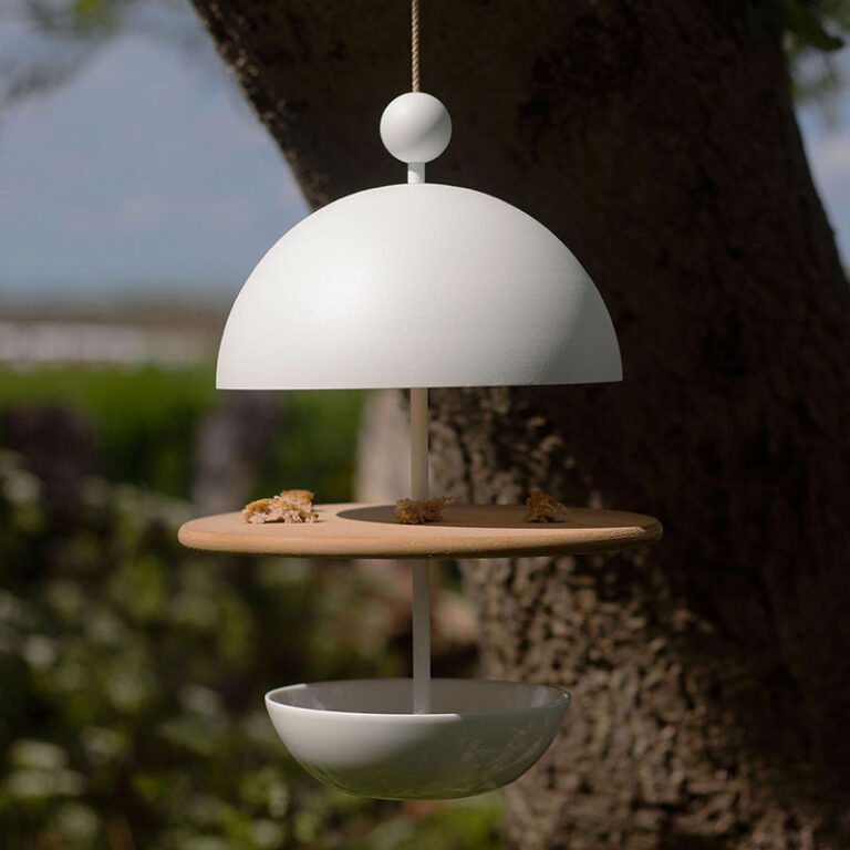 Frederik Roijé liet zich voor Dish of Desire inspireren door mooi gedekte tafels. "Je creëert met deze designvoederplaats een feestmaaltijd voor onze kleine vogelvrienden", aldus de ontwerper.