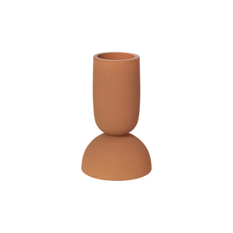 Het S formaat van de handgeblazen Dual design vaas in terracotta kun je aan 2 kanten gebruiken. Ontwerp Kristina Dam.