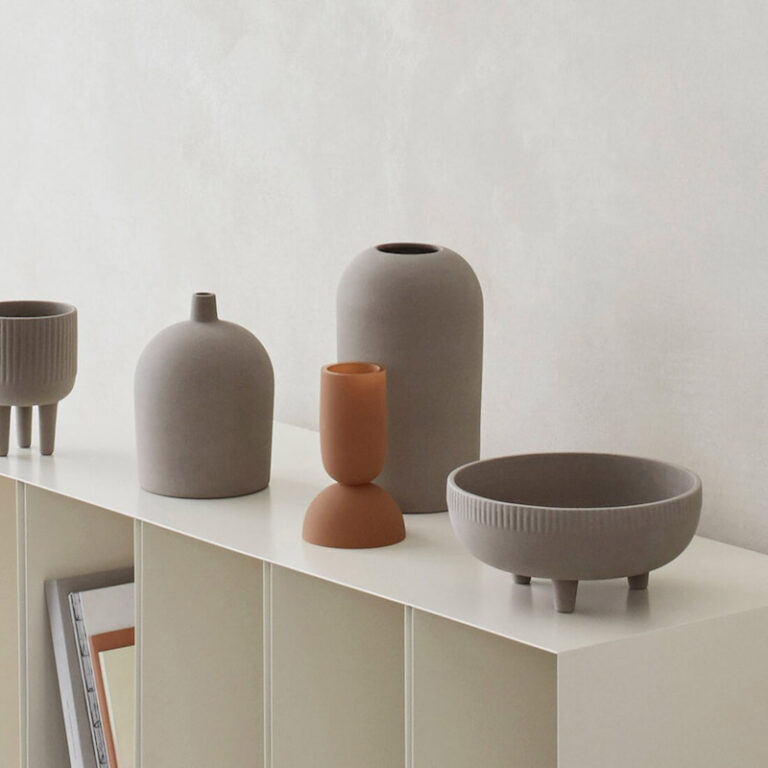 De minimalistische Dual vaas kun je zowel aan de onder- als bovenkant gebruiken. De terracotta glazen design vaas past in een modern interieur.