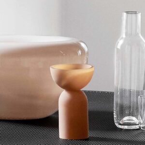 De Dual vaas van Kristina dam kun je als vaas of als schaaltje gebruiken. Hier de terracotta variant.