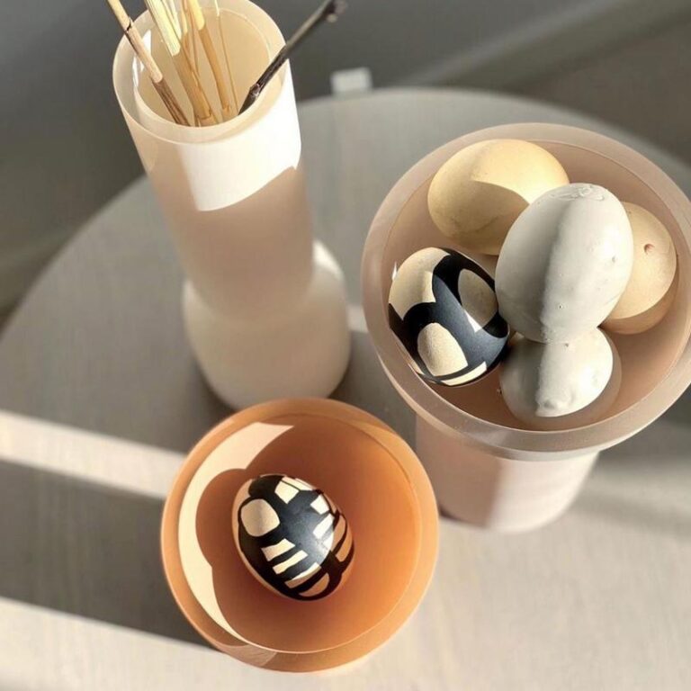Je kunt de Dual vazen ook gebruiken om mooie voorwerpen in uit te stallen zoals deze kunstzinnig geschilderde eieren. De Dual vazen kun je aan 2 kanten gebruiken. De ondiepe kant is dus heel geschikt als bijzonder schaaltje.