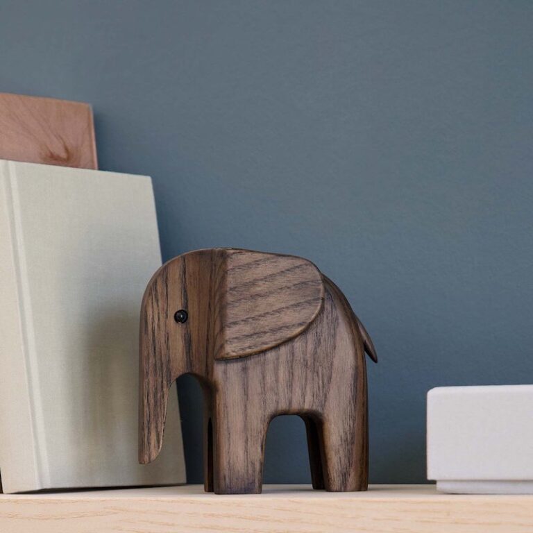 Elephant couple is een set van 2 design olifanten. Ze geven een prachtig natuurlijk accent aan je interieur. Gemaakt van 100% essenhout.