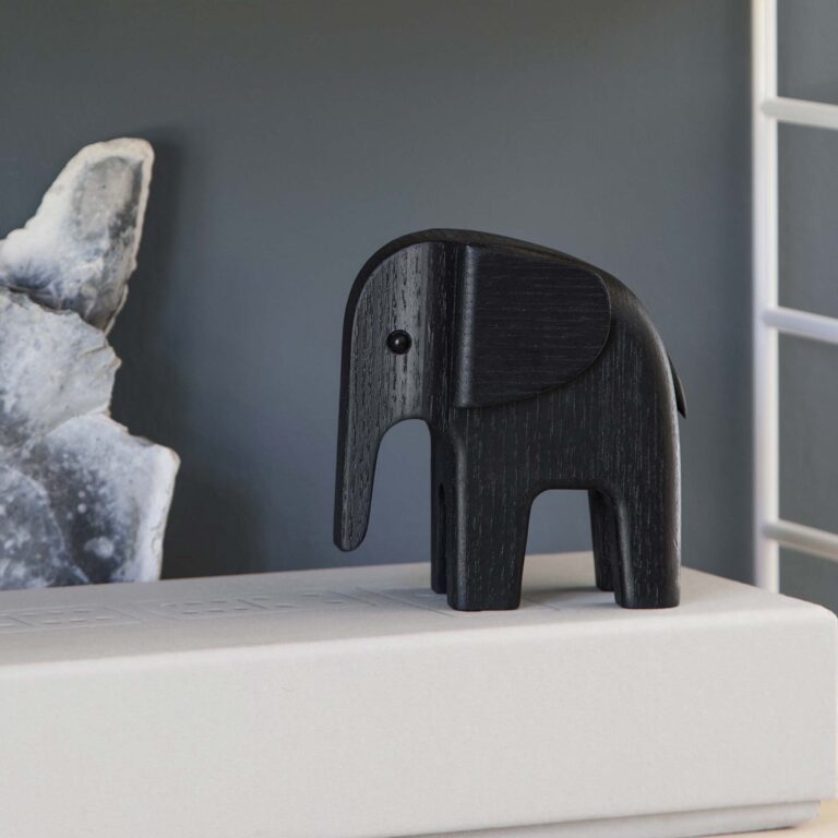 De Deense ontwerper Kristian Jakobsen ontwierp deze moderne houten design olifanten. Kristian: "De wonderen der natuur zijn een grote inspiratiebron voor mij". Met dit zwaarste dier dat op de Aarde leeft moest ik gewoon iets doen".