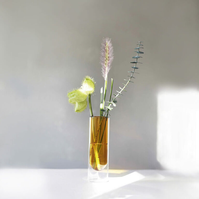 Om de glazen design vaas Flower Tube te laten stralen heb je maar een paar bloementakken nodig. Ontwerp Studio About.