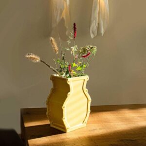 De stoere Gear vaas van Floris Hovers is geschikt voor een mooie bos bloemen. De kleur geel brengt het zonnetje in huis