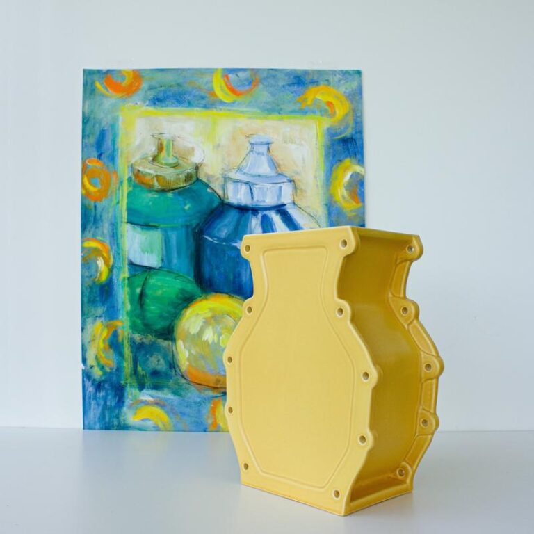 De gele Gear vaas van de zijkant gezien. Het is echt een degelijke zware vaas. Ook zonder bloemen een mooi object.