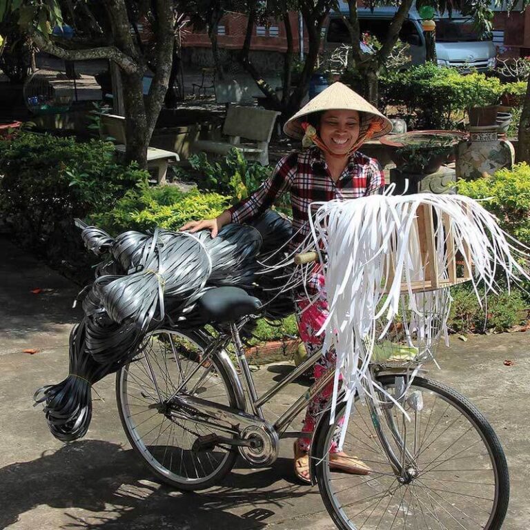 De productie van de Spire planter bloempotten is kleinschalig. De aanvoer van het kunststof voor het weven van de manden kan gewoon heel milieuvriendelijk met de fiets.