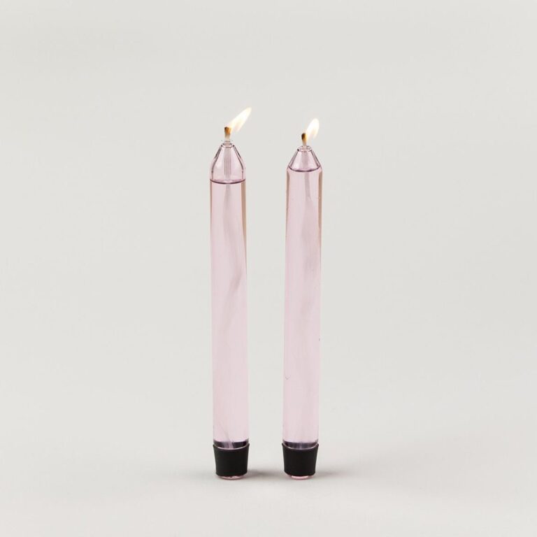 Set van 2 glazen kaarsen, kleur roze. Zet ze in een kaarsenstandaard, vul ze met lampenolie, steek het lontje aan en je hebt direct sfeer.