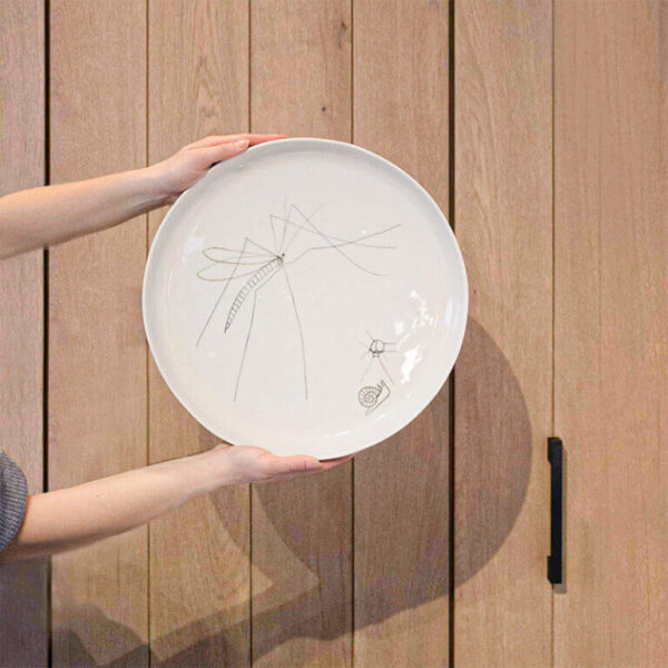 Dit grote design bord is handgemaakt van porselein en geillustreerd met tekeningen van insecten.