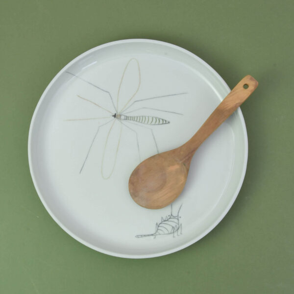De design schalen zijn gemaakt van porselein en Elke tekent er zelf de fragiel ogende insecten op. Geen enkele tekening is gelijk en daardoor is dus elke schaal uniek.