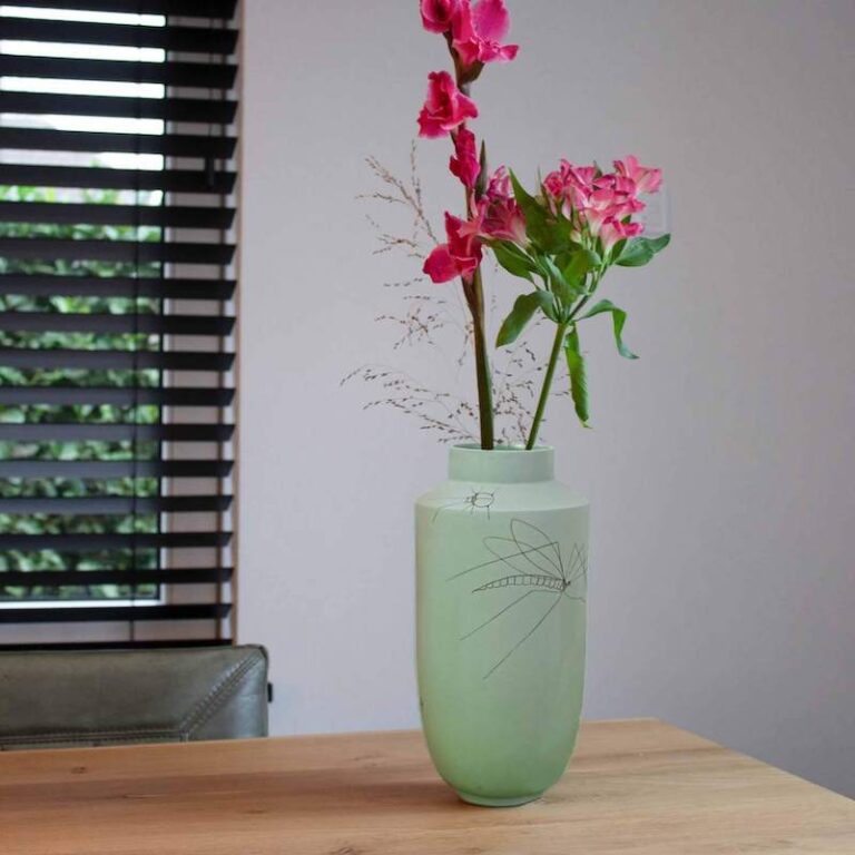 Design vazen, wij kunnen er geen genoeg van krijgen. Gevuld met bloemen brengen ze leven in je interieur en wat ons betreft mogen ze in geen enkel huis ontbreken. Groene insecten vaas van Studio Harm & Elke.