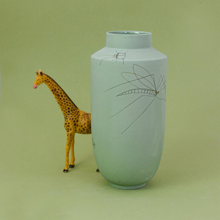 Deze prachtige Insecten vaas van Studio Harm & Elke is een vaas met een perfecte hoogte. De porseleinen design vaas is volledig met de hand gemaakt in Nederland.