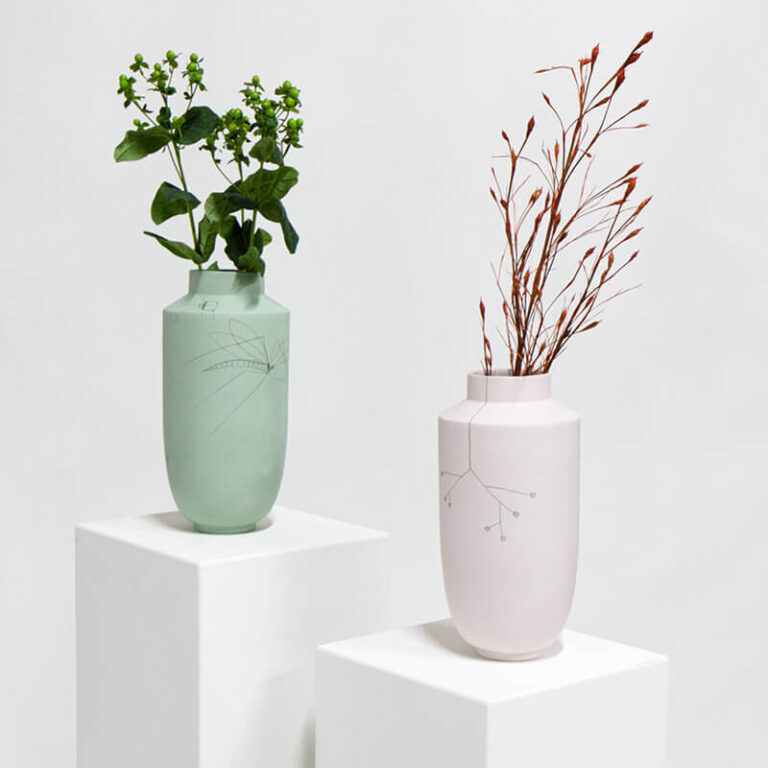 De porseleinen vazen van Harm & Elke zijn verkrijgbaar met tekeningen van insecten (groene vaas) of met gestilleerde bloemen (zachtroze).