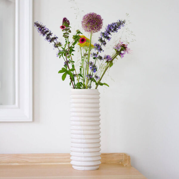 Zet een vrolijk veldboeket in de Insulator vaas en de zon gaat schijnen in huis. De design vaas van David Derksen is hoog en smal en zeer geschikt voor eigentijdse boeketten met bloemen met verschillende lengtes.