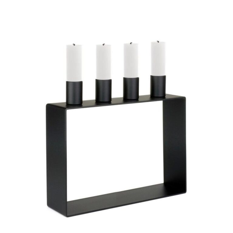 Door het formaat, de matte zwarte kleur én het gebruik van het solide metaal is Frame een design kandelaar die opvalt in zijn eenvoud. Frame laat kaarsen stralen.