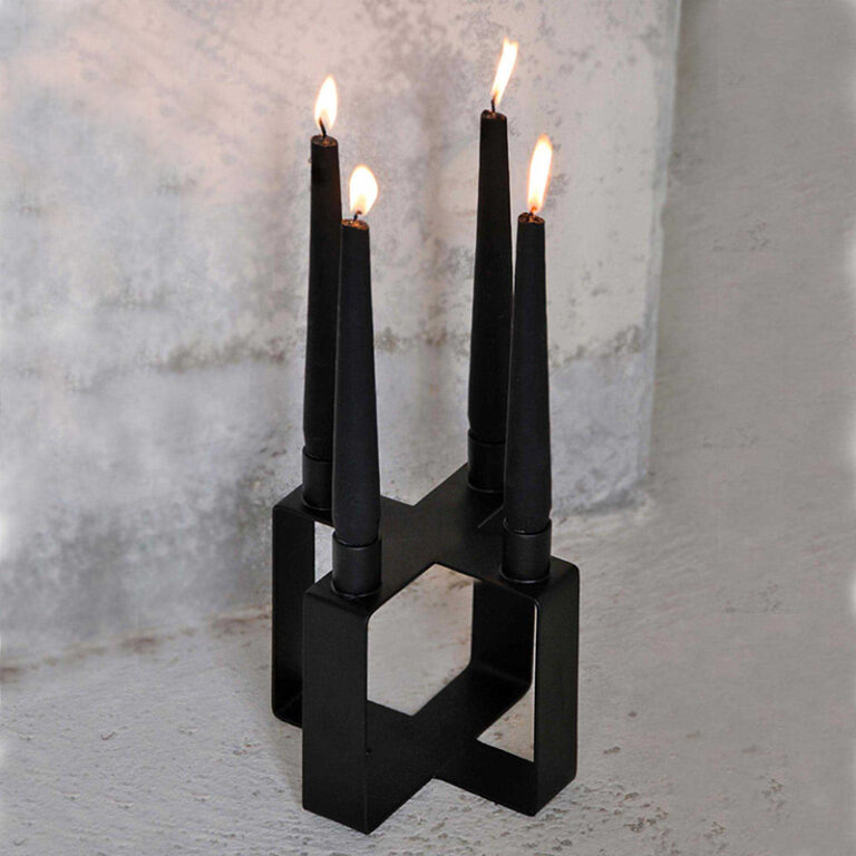 Met Frame ontwikkelde de Deense ontwerper Kristian Jakobsen een stijlvolle serie kandelaars. De zwarte metalen kaarsenstandaards zijn minimalistisch qua vormgeving die typisch is voor het beroemde Scandinavische design.