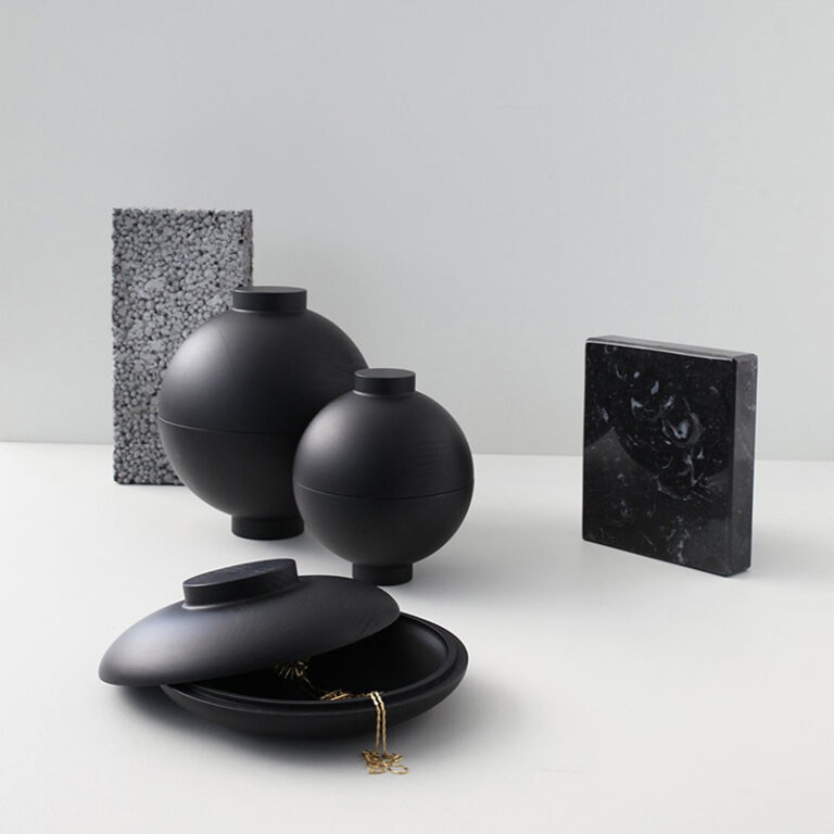 Combineer de zwart houten Galaxy container ook eens met de houten Sphere bol. Ook daarin kun je bijvoorbeeld je sieraden opbergen.