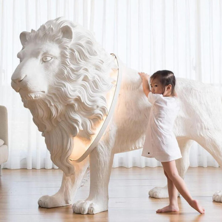Door het meisje dat naast de Lion X staat, zie je pas hoe groot de leeuw in het echt is. Let ook eens op alle mooie details.