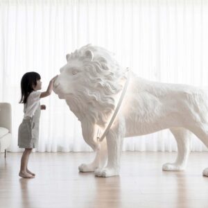 Op zoek naar een bijzonder design object in een grote ruimte? Kijk dan eens naar deze imposante Lion X. Het meisje aait de leeuw over zijn neus. Je ziet hier duidelijk hoe groot de leeuw is!