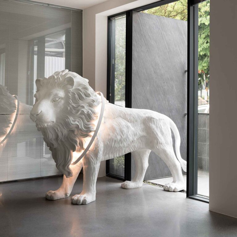 De Lion X heeft nog iets bijzonders in huis. Onder de cirkel rondom zijn wapperende manen is sfeerverlichting verscholen wat de details van het dier prachtig uitlicht.