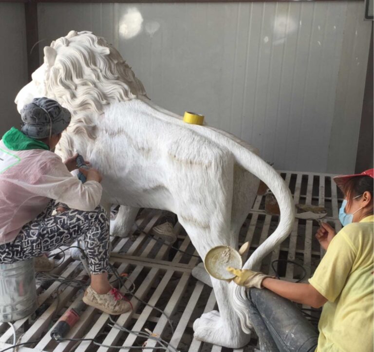 Hao Shi heeft een half jaar besteed aan het maken van een 1: 1 sculptuur van klei. Hiervan is een mal gemaakt. Het materiaal (FRP) wordt als vloeibare substantie in deze mal gegoten. Binnenin de leeuw is een skelet gebouwd om 'm extra stevig te maken. Als het FRP helemaal uitgehard is en de Lion uit de mal gaat, snijdt een zeer ervaren vakman elk detail nog verder met de hand uit en wordt het sculptuur gepolijst om 'm nog levensechter te maken.