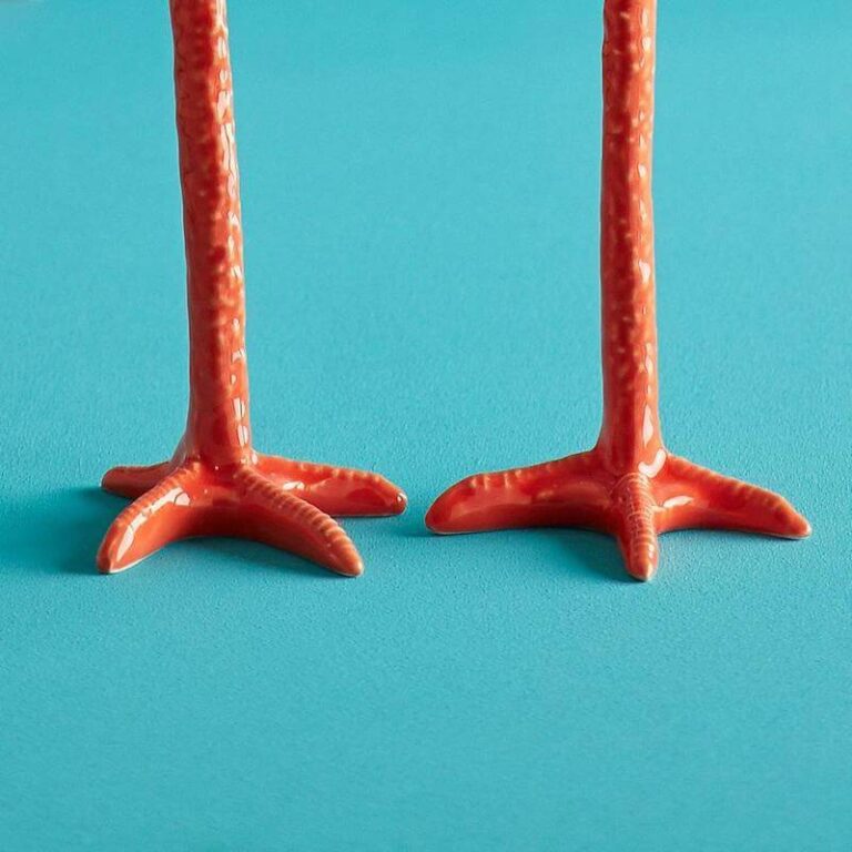 Details van de voeten van de Long legs kandelaars. Ze zijn met de hand gemaakt en niet gelijk aan elkaar.