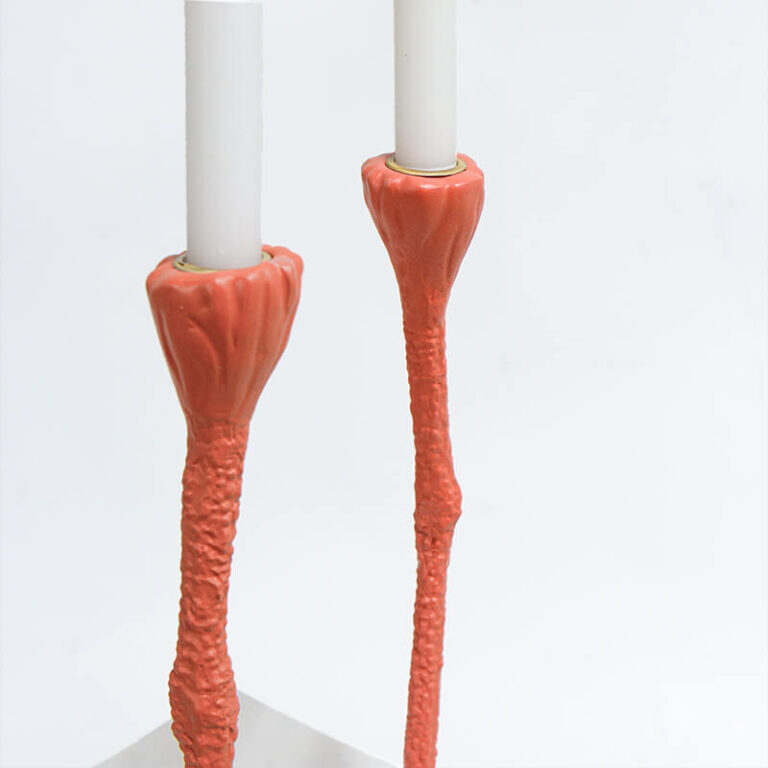 Een details van de Long legs kandelaar in de kleur oranje. De poten zijn met de hand gemaakt.