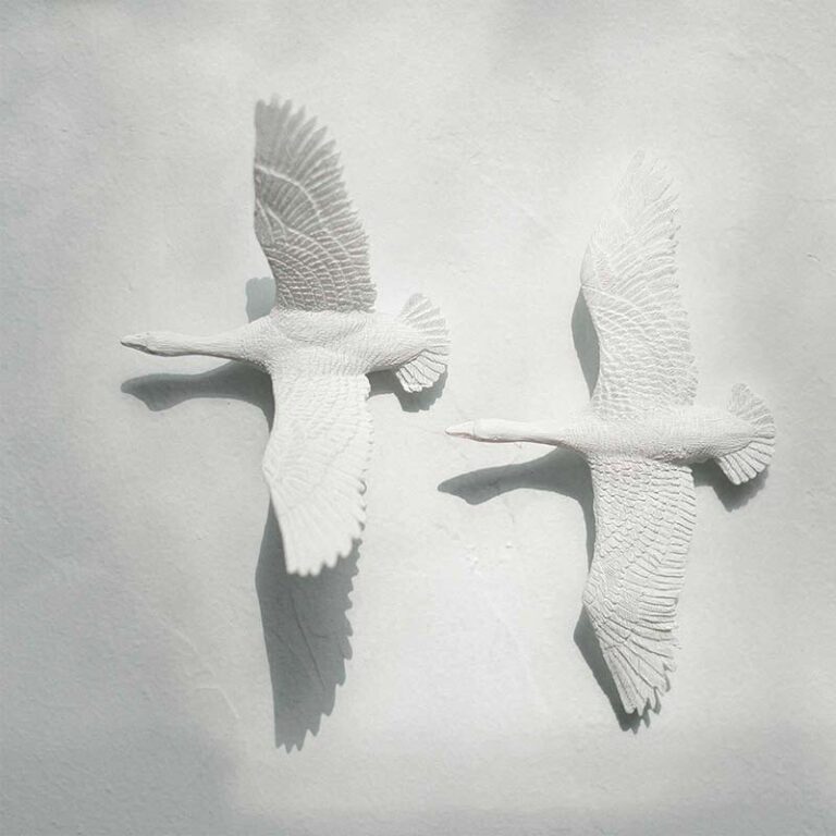 Je ziet de veertjes tot in detail van de witte ganzen van de Migrantbird klok. Mooi ambachtelijk handwerk van Hao Shi.