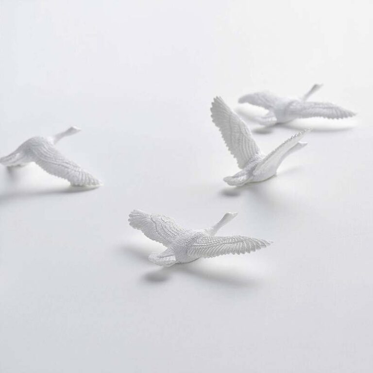 Je ziet de veertjes tot in detail van de witte ganzen van de Migrantbird klok. Mooi ambachtelijk handwerk van Hao Shi.