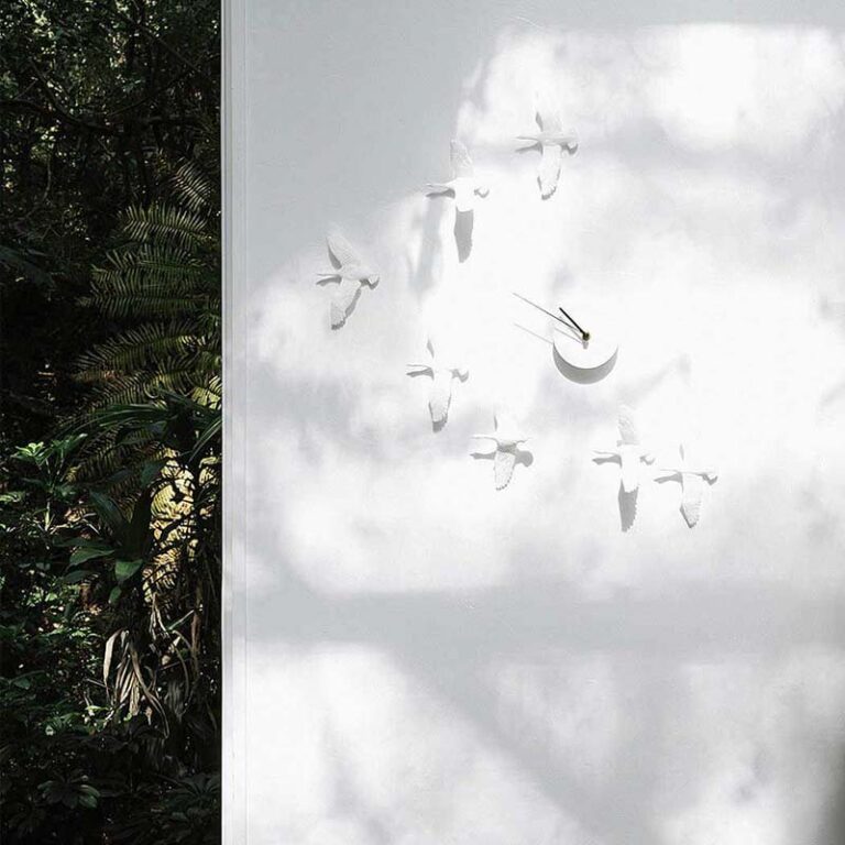 De ganzen van de Migrantbird design klok geven een prachtig schaduweffect op de wand. Past in een modern interieur. Ontwerp Hao Shi.