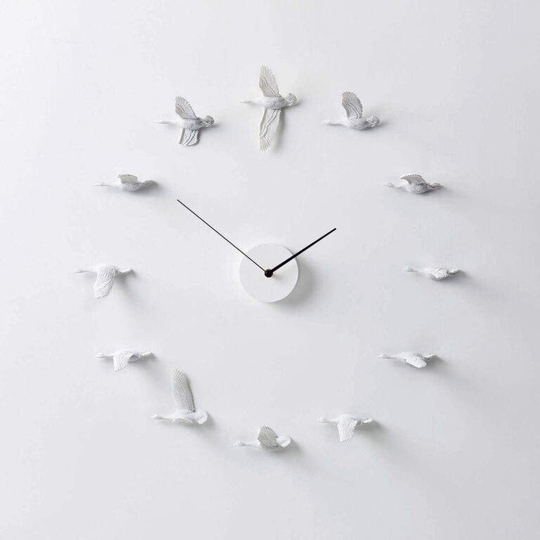 De Swallow X klok bestaat uit 12 witte zwaluwen die om het uurwerk vliegen. Elke zwaluw is anders en vliegt op de positie waar je normaal een cijfer ziet.