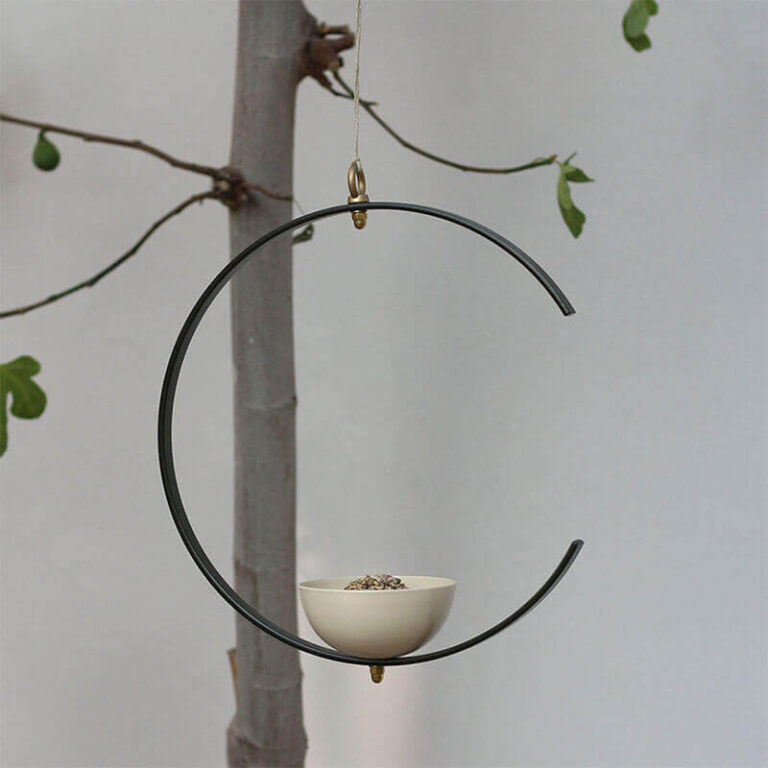 Milla is een beeldschoon hangend design vogelvoerderstation en vogelbad in één. Het ontwerp bestaat uit een metalen, niet gesloten ring waarop een schaal bevestigd is. Deze kun je afwisselend gebruiken voor vogelvoer of water. Vogels kunnen er dus eten of drinken en baden.