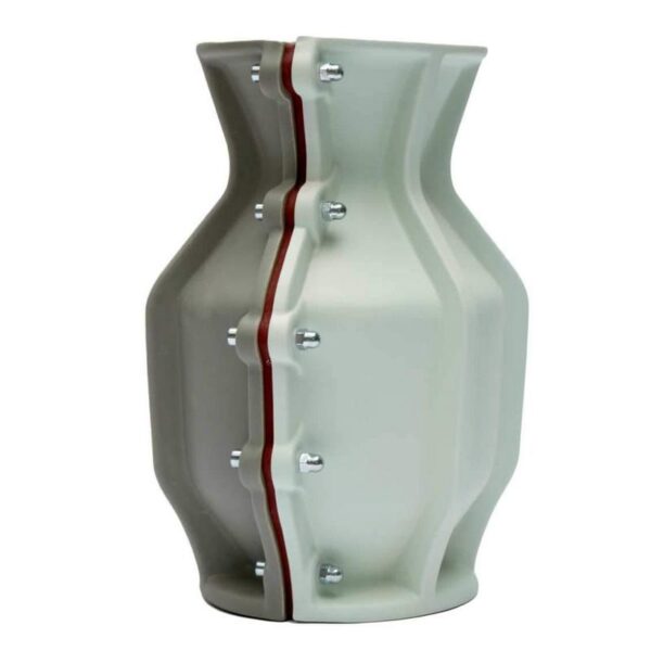 De Carter vaas is een stoere vaas bestaande uit 2 delen die met elkaar verbonden zijn door forse schroeven. Ontwerp Floris Hovers