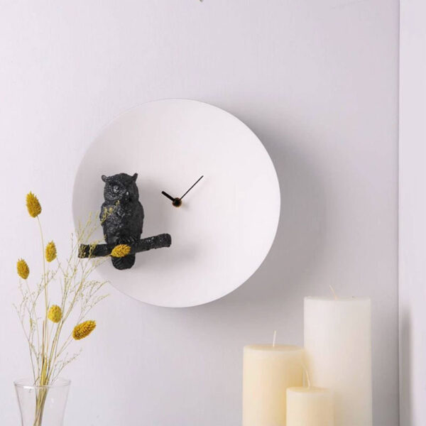 De Moon owl design klok is een volledig handgemaakte klok. Het uurwerk is gegoten van massief kunsthars en dus behoorlijk zwaar. De zwarte uil op de voorgrond houdt de wacht op een zwarte tak (alles in 3D). Een prachtige klok die als het donker wordt een glow in de dark effect geeft.