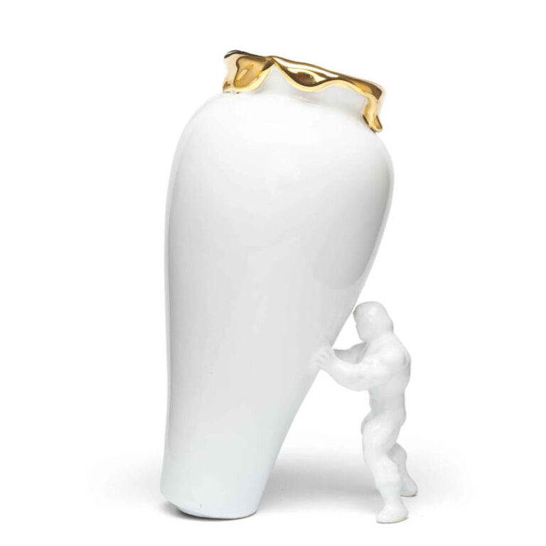 De witte My Superhero design vaas heeft alleen een gouden rand. Ook de Super hero is subtiel wit.