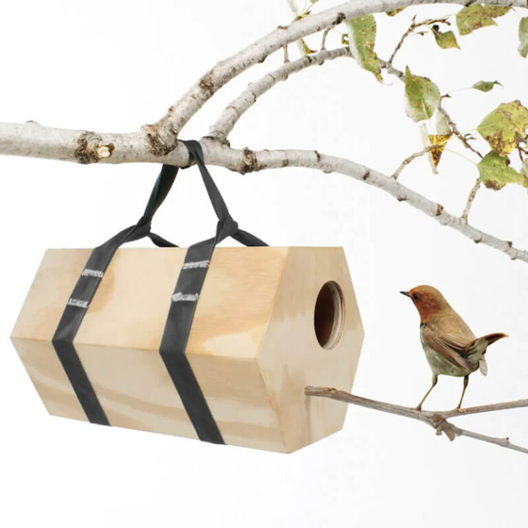 Het neighbirds vogelhuisje is gemaakt van naturel hout. het hangt aan een stevige band.