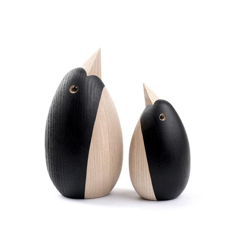 2 Penguins, in 2 maten. Gemaakt van essenhout en afgewerkt in naturel en zwart. Prachtige design objecten voor in huis. Ontwerp Novoform.