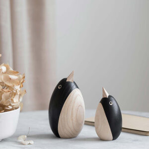 Penguin couple. Gemaakt van essenhout en afgewerkt in naturel en zwart. Prachtige design objecten voor in huis. Ontwerp Novoform.